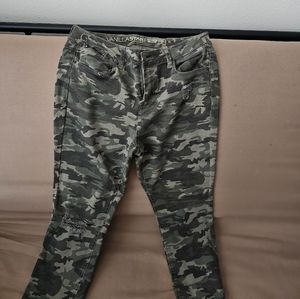 Camo crop pants